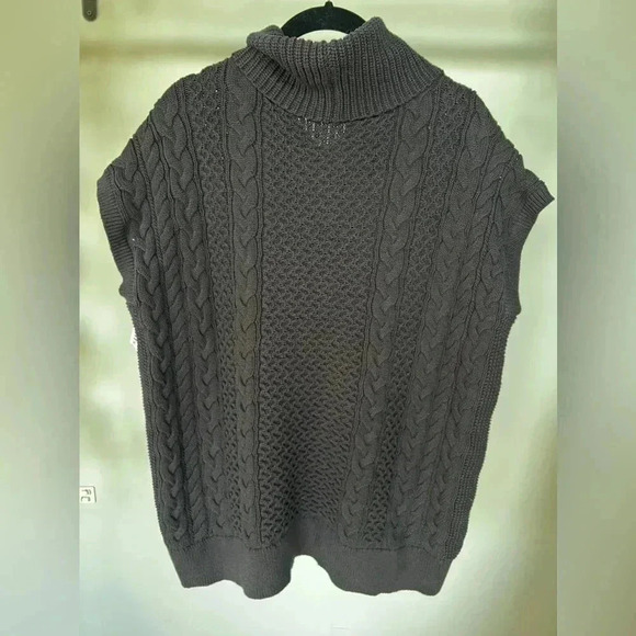 NWT Lilla P Cable Knit Poncho Sweater - Picture 4 of 5